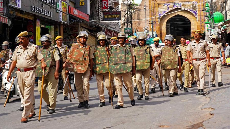 Orang-orang berpartisipasi dalam prosesi pemakaman penjahit Kanhaiya Lal di Udaipur, India, Rabu, 29 Juni 2022. AP/