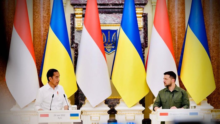 Presiden Joko Widodo mengadakan pertemuan dengan Presiden Ukraina, Volodymyr Zelenskyy, di Istana Maryinsky, Kyiv, Ukraina, pada Rabu, 29 Juni 2022.
