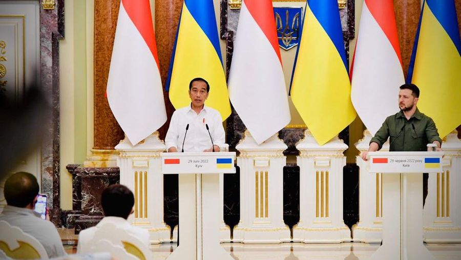 Presiden Joko Widodo mengadakan pertemuan dengan Presiden Ukraina, Volodymyr Zelenskyy, di Istana Maryinsky, Kyiv, Ukraina, pada Rabu, 29 Juni 2022.