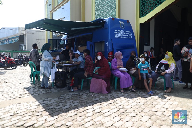 Sejumlah warga melakukan proses administrasi perubahan nama jalan pada KTP elektronik. Diketahui, melalui Keputusan Gubernur Nomor 565 Tahun 2022, Pemprov DKI Jakarta telah meresmikan nama baru bagi ruang publik. (CNBC Indonesia/Muhammad Sabki)