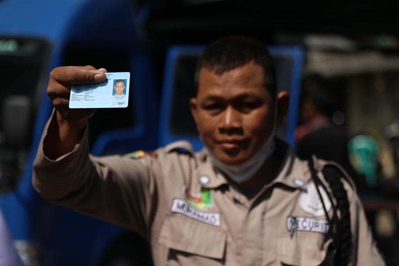 Sejumlah warga melakukan proses administrasi perubahan nama jalan pada KTP elektronik. Diketahui, melalui Keputusan Gubernur Nomor 565 Tahun 2022, Pemprov DKI Jakarta telah meresmikan nama baru bagi ruang publik. (CNBC Indonesia/Muhammad Sabki) Sejumlah warga melakukan proses administrasi perubahan nama jalan pada KTP elektronik. Diketahui, melalui Keputusan Gubernur Nomor 565 Tahun 2022, Pemprov DKI Jakarta telah meresmikan nama baru bagi ruang publik. (CNBC Indonesia/Muhammad Sabki)