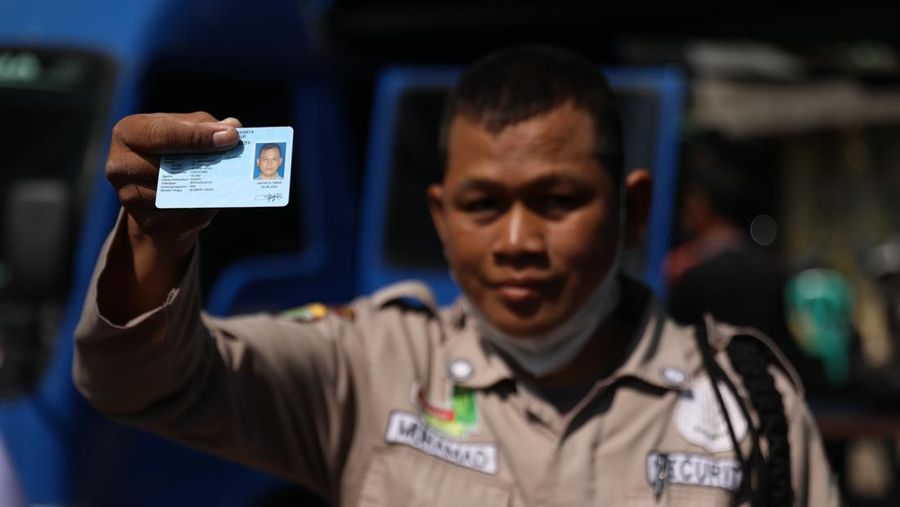 Sejumlah warga melakukan proses administrasi perubahan nama jalan pada KTP elektronik. Diketahui, melalui Keputusan Gubernur Nomor 565 Tahun 2022, Pemprov DKI Jakarta telah meresmikan nama baru bagi ruang publik. (CNBC Indonesia/Muhammad Sabki)