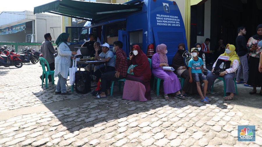 Sejumlah warga melakukan proses administrasi perubahan nama jalan pada KTP elektronik. Diketahui, melalui Keputusan Gubernur Nomor 565 Tahun 2022, Pemprov DKI Jakarta telah meresmikan nama baru bagi ruang publik. (CNBC Indonesia/Muhammad Sabki)