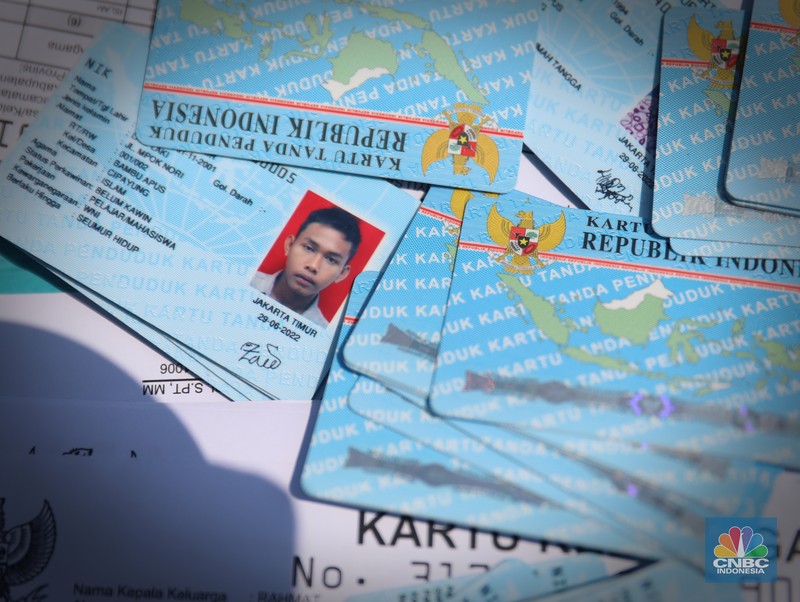 Sejumlah warga melakukan proses administrasi perubahan nama jalan pada KTP elektronik. Diketahui, melalui Keputusan Gubernur Nomor 565 Tahun 2022, Pemprov DKI Jakarta telah meresmikan nama baru bagi ruang publik. (CNBC Indonesia/Muhammad Sabki)