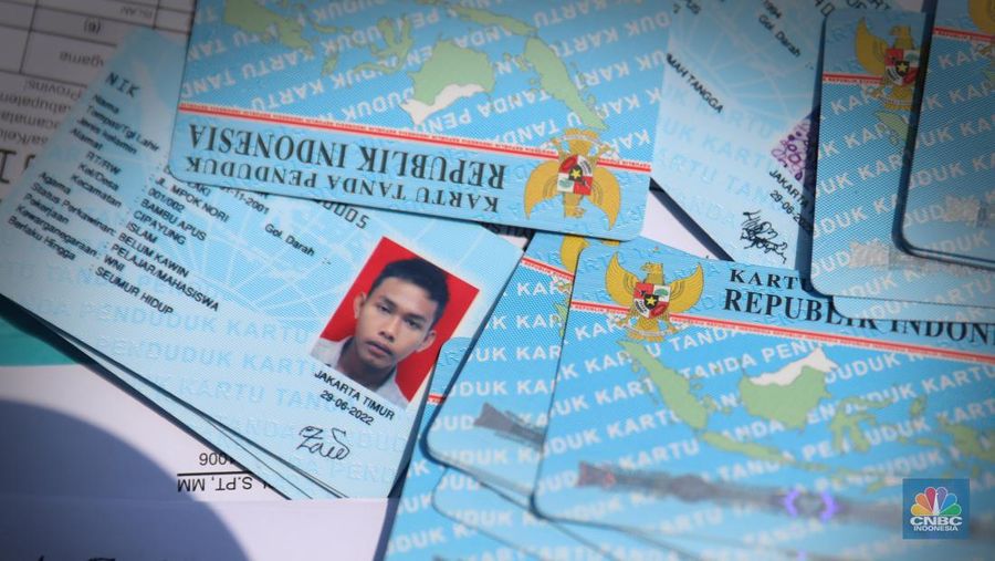 Sejumlah warga melakukan proses administrasi perubahan nama jalan pada KTP elektronik. Diketahui, melalui Keputusan Gubernur Nomor 565 Tahun 2022, Pemprov DKI Jakarta telah meresmikan nama baru bagi ruang publik. (վ/Muhammad Sabki)