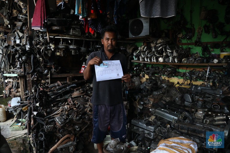 Sejumlah warga melakukan proses administrasi perubahan nama jalan pada KTP elektronik. Diketahui, melalui Keputusan Gubernur Nomor 565 Tahun 2022, Pemprov DKI Jakarta telah meresmikan nama baru bagi ruang publik. (CNBC Indonesia/Muhammad Sabki)