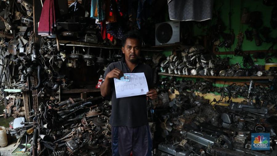 Sejumlah warga melakukan proses administrasi perubahan nama jalan pada KTP elektronik. Diketahui, melalui Keputusan Gubernur Nomor 565 Tahun 2022, Pemprov DKI Jakarta telah meresmikan nama baru bagi ruang publik. (CNBC Indonesia/Muhammad Sabki)