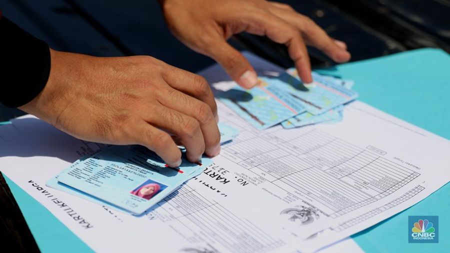 Sejumlah warga melakukan proses administrasi perubahan nama jalan pada KTP elektronik. Diketahui, melalui Keputusan Gubernur Nomor 565 Tahun 2022, Pemprov DKI Jakarta telah meresmikan nama baru bagi ruang publik. (²©²ÊÍøÕ¾/Muhammad Sabki)