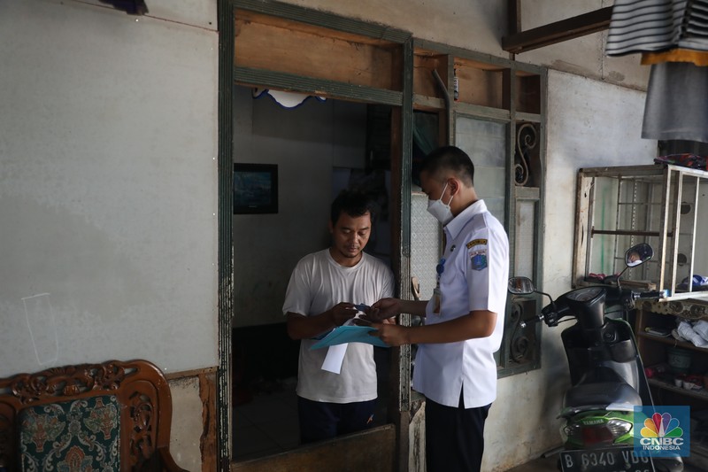 Sejumlah warga melakukan proses administrasi perubahan nama jalan pada KTP elektronik. Diketahui, melalui Keputusan Gubernur Nomor 565 Tahun 2022, Pemprov DKI Jakarta telah meresmikan nama baru bagi ruang publik. (CNBC Indonesia/Muhammad Sabki)
