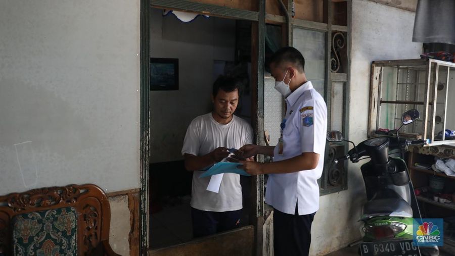 Sejumlah warga melakukan proses administrasi perubahan nama jalan pada KTP elektronik. Diketahui, melalui Keputusan Gubernur Nomor 565 Tahun 2022, Pemprov DKI Jakarta telah meresmikan nama baru bagi ruang publik. (CNBC Indonesia/Muhammad Sabki)