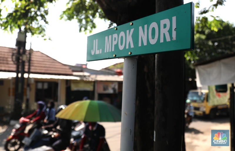 Sejumlah warga melakukan proses administrasi perubahan nama jalan pada KTP elektronik. Diketahui, melalui Keputusan Gubernur Nomor 565 Tahun 2022, Pemprov DKI Jakarta telah meresmikan nama baru bagi ruang publik. (CNBC Indonesia/Muhammad Sabki)