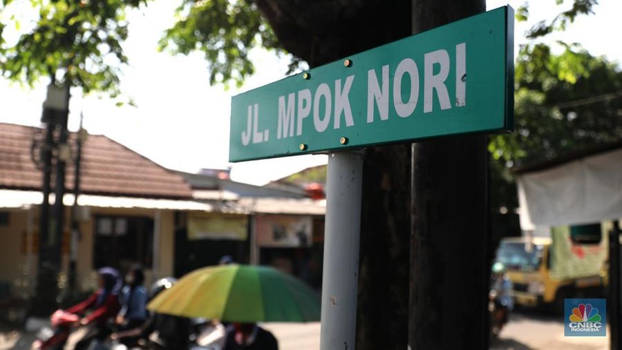 Sejumlah warga melakukan proses administrasi perubahan nama jalan pada KTP elektronik. Diketahui, melalui Keputusan Gubernur Nomor 565 Tahun 2022, Pemprov DKI Jakarta telah meresmikan nama baru bagi ruang publik. (CNBC Indonesia/Muhammad Sabki)