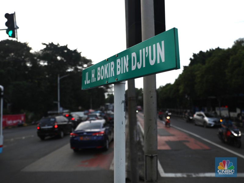 Sejumlah warga melakukan proses administrasi perubahan nama jalan pada KTP elektronik. Diketahui, melalui Keputusan Gubernur Nomor 565 Tahun 2022, Pemprov DKI Jakarta telah meresmikan nama baru bagi ruang publik. (CNBC Indonesia/Muhammad Sabki)