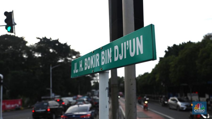Sejumlah warga melakukan proses administrasi perubahan nama jalan pada KTP elektronik. Diketahui, melalui Keputusan Gubernur Nomor 565 Tahun 2022, Pemprov DKI Jakarta telah meresmikan nama baru bagi ruang publik. (CNBC Indonesia/Muhammad Sabki)
