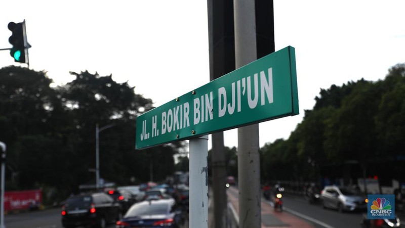 Sejumlah warga melakukan proses administrasi perubahan nama jalan pada KTP elektronik. Diketahui, melalui Keputusan Gubernur Nomor 565 Tahun 2022, Pemprov DKI Jakarta telah meresmikan nama baru bagi ruang publik. (CNBC Indonesia/Muhammad Sabki)