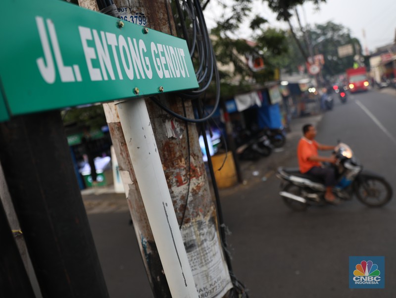 Sejumlah warga melakukan proses administrasi perubahan nama jalan pada KTP elektronik. Diketahui, melalui Keputusan Gubernur Nomor 565 Tahun 2022, Pemprov DKI Jakarta telah meresmikan nama baru bagi ruang publik. (CNBC Indonesia/Muhammad Sabki)