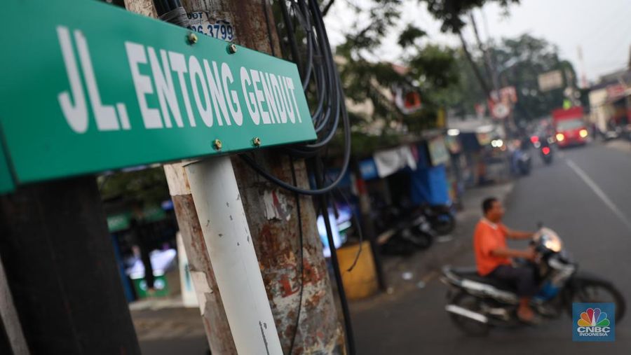 Sejumlah warga melakukan proses administrasi perubahan nama jalan pada KTP elektronik. Diketahui, melalui Keputusan Gubernur Nomor 565 Tahun 2022, Pemprov DKI Jakarta telah meresmikan nama baru bagi ruang publik. (CNBC Indonesia/Muhammad Sabki)