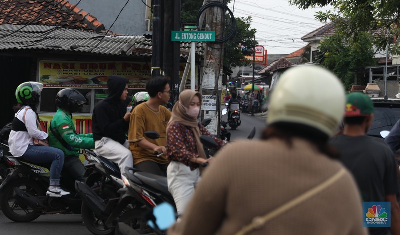 Sejumlah warga melakukan proses administrasi perubahan nama jalan pada KTP elektronik. Diketahui, melalui Keputusan Gubernur Nomor 565 Tahun 2022, Pemprov DKI Jakarta telah meresmikan nama baru bagi ruang publik. (CNBC Indonesia/Muhammad Sabki)