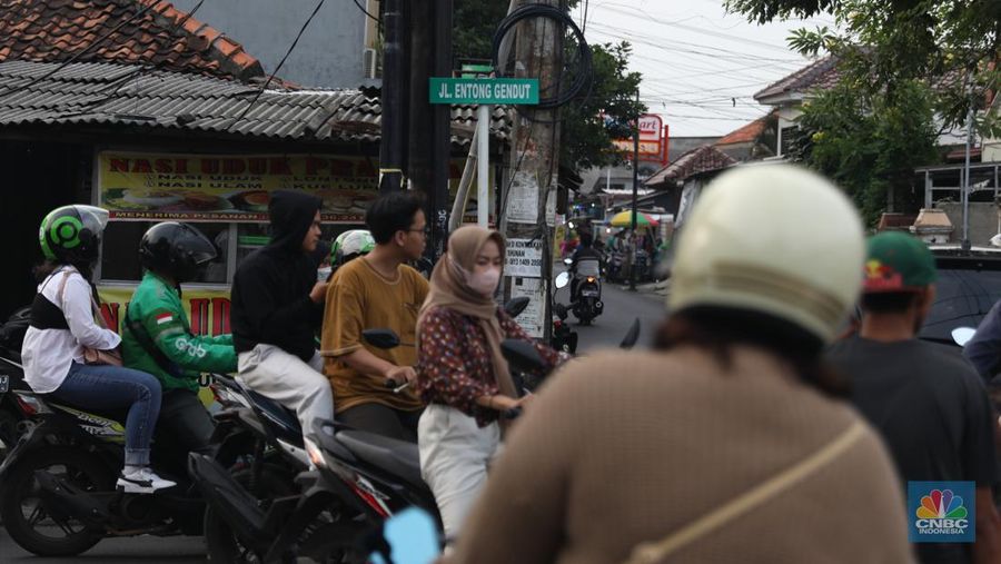 Sejumlah warga melakukan proses administrasi perubahan nama jalan pada KTP elektronik. Diketahui, melalui Keputusan Gubernur Nomor 565 Tahun 2022, Pemprov DKI Jakarta telah meresmikan nama baru bagi ruang publik. (CNBC Indonesia/Muhammad Sabki)