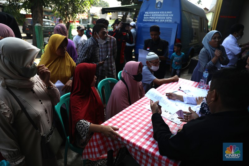 Sejumlah warga melakukan proses administrasi perubahan nama jalan pada KTP elektronik. Diketahui, melalui Keputusan Gubernur Nomor 565 Tahun 2022, Pemprov DKI Jakarta telah meresmikan nama baru bagi ruang publik. (CNBC Indonesia/Muhammad Sabki)