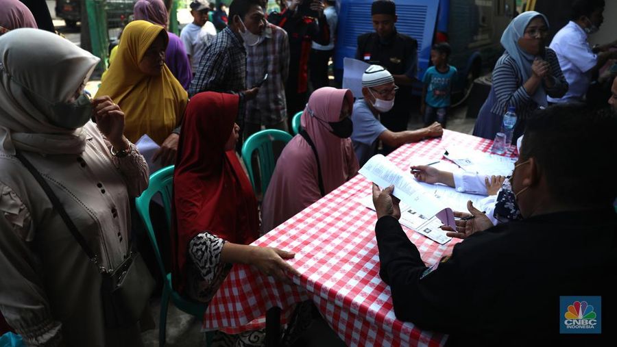 Sejumlah warga melakukan proses administrasi perubahan nama jalan pada KTP elektronik. Diketahui, melalui Keputusan Gubernur Nomor 565 Tahun 2022, Pemprov DKI Jakarta telah meresmikan nama baru bagi ruang publik. (CNBC Indonesia/Muhammad Sabki)
