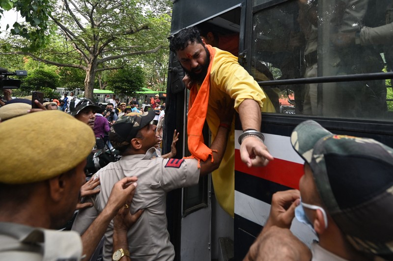 Orang-orang berpartisipasi dalam prosesi pemakaman penjahit Kanhaiya Lal di Udaipur, India, Rabu, 29 Juni 2022. AP/