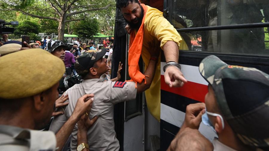Seorang pengunjuk rasa meneriakkan slogan-slogan setelah ditahan oleh personel polisi selama protes terhadap pembunuhan penjahit Hindu Kanhaiya Lal baru-baru ini di Udaipur yang diduga oleh dua pria Muslim karena mendukung mantan juru bicara partai berkuasa Partai Bharatiya Janata (BJP) yang membuat komentar tentang Nabi Mohammed, di New Delhi pada 29 Juni 2022. (AFP via Getty Images/MONEY SHARMA)