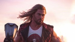 Marvel Dihujat, Chris Hemsworth Pasang Badan