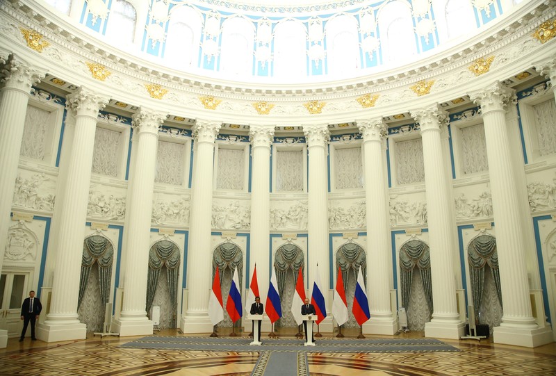 1241629365 MOSCOW, RUSSIA - JUNE 30: (RUSSIA OUT) Russian President Vladimir Putin (R) and Indonesian President Joko Widodo (L) attend a joint statement during their talks at the Kremlin on June 30, 2022 in Moscow, Russia. Indonesian President and current Chairman of G20 Widodo is visiting Ukraine and Russia this week. (Photo by Contributor/Getty Images)