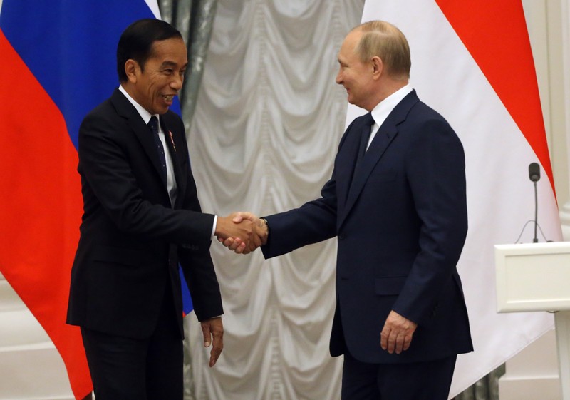 MOSCOW, RUSSIA - JUNE 30:  (RUSSIA OUT) Russian President Vladimir Putin (R) and Indonesian President Joko Widodo (L) attend a joint statement during their talks at the Kremlin on June 30, 2022 in Moscow, Russia. Indonesian President and current Chairman of G20 Widodo is visiting Ukraine and Russia this week. (Photo by Contributor/Getty Images)