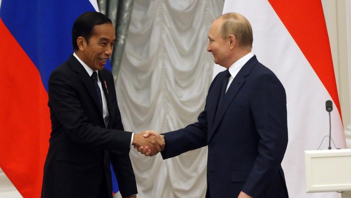 MOSCOW, RUSSIA - JUNE 30:  (RUSSIA OUT) Russian President Vladimir Putin (R) and Indonesian President Joko Widodo (L) attend a joint statement during their talks at the Kremlin on June 30, 2022 in Moscow, Russia. Indonesian President and current Chairman of G20 Widodo is visiting Ukraine and Russia this week. (Photo by Contributor/Getty Images)