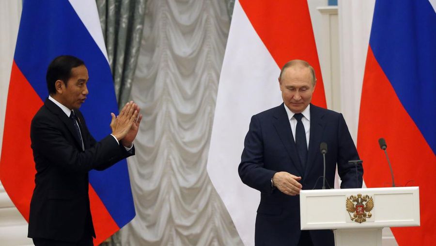 MOSCOW, RUSSIA - JUNE 30:  (RUSSIA OUT) Russian President Vladimir Putin (R) and Indonesian President Joko Widodo (L) attend a joint statement during their talks at the Kremlin on June 30, 2022 in Moscow, Russia. Indonesian President and current Chairman of G20 Widodo is visiting Ukraine and Russia this week. (Photo by Contributor/Getty Images)