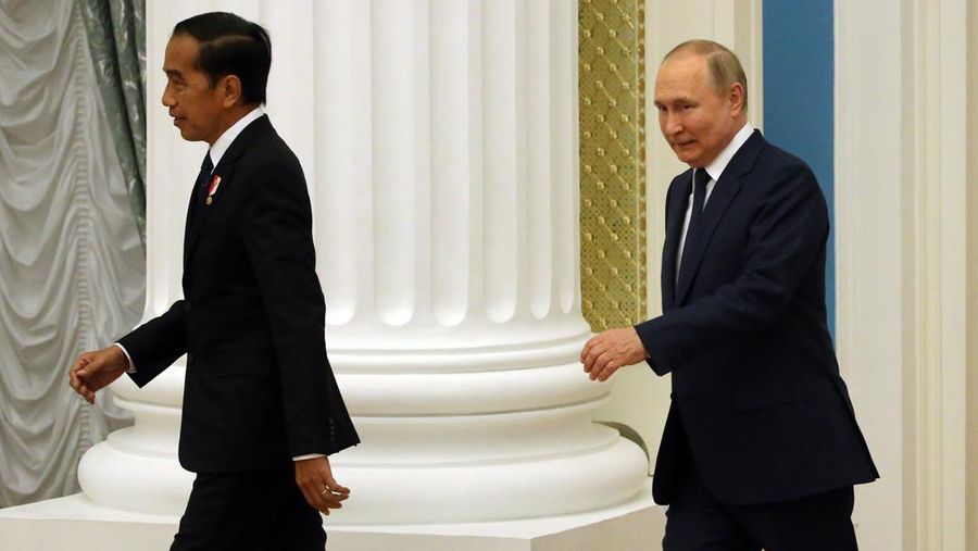 MOSCOW, RUSSIA - JUNE 30:  (RUSSIA OUT) Russian President Vladimir Putin (R) and Indonesian President Joko Widodo (L) attend a joint statement during their talks at the Kremlin on June 30, 2022 in Moscow, Russia. Indonesian President and current Chairman of G20 Widodo is visiting Ukraine and Russia this week. (Photo by Contributor/Getty Images)