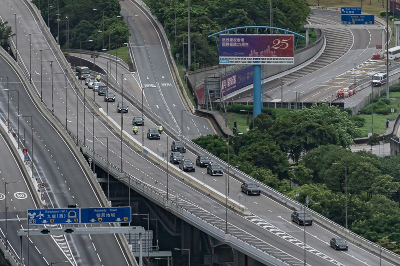 Polisi berjaga di dekat Stasiun West Kowloon di Hong Kong pada 30 Juni 2022, menjelang kedatangan Presiden China Xi Jinping di Hong Kong untuk merayakan ulang tahun ke-25 serah terima Hong Kong dari Inggris ke China yang berlangsung pada 1 Juli. (AFP via Getty Images/ISAAC LAWRENCE) Polisi berjaga di dekat Stasiun West Kowloon di Hong Kong pada 30 Juni 2022, menjelang kedatangan Presiden China Xi Jinping di Hong Kong untuk merayakan ulang tahun ke-25 serah terima Hong Kong dari Inggris ke China yang berlangsung pada 1 Juli. (AFP via Getty Images/ISAAC LAWRENCE)