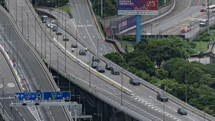 Polisi berjaga di dekat Stasiun West Kowloon di Hong Kong pada 30 Juni 2022, menjelang kedatangan Presiden China Xi Jinping di Hong Kong untuk merayakan ulang tahun ke-25 serah terima Hong Kong dari Inggris ke China yang berlangsung pada 1 Juli. (AFP via Getty Images/ISAAC LAWRENCE)