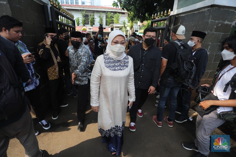 Peti jenazah almarhum Menteri Pendayagunaan Aparatur Negara dan Reformasi Birokrasi Tjahjo Kumolo di RS Abdi Waluyo, Jakarta, Jumat (1/7/2022). (CNBC Indonesia/Andrean Kristianto)