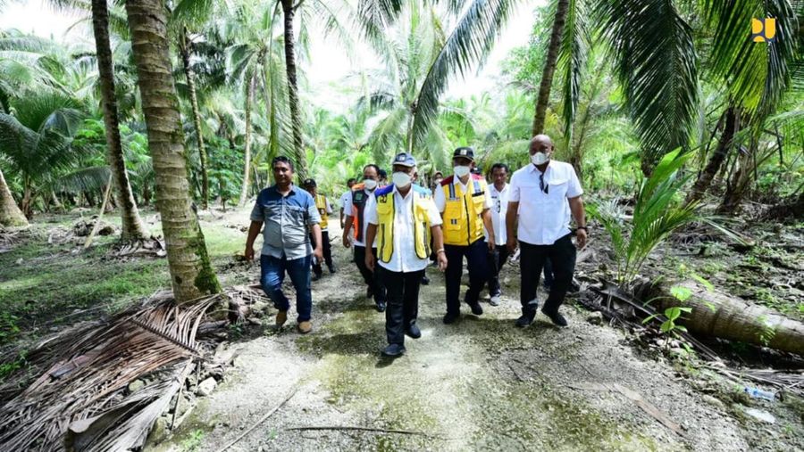 Menteri Pekerjaan Umum dan Perumahan Rakyat (PUPR) Basuki Hadimuljono mengatakan, Kementerian PUPR terus memberikan dukungan pembangunan infrastruktur untuk mendorong perekonomian, khususnya sektor pariwisata di Pulau Nias, Provinsi Sumatera Utara, salah satunya lewat pembangunan jalan dan jembatan. (Dok: PUPR)