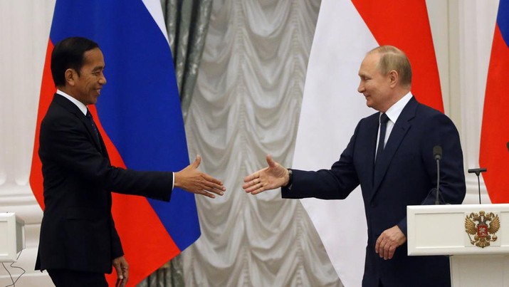 Pertemuan Jokowi-Putin MOSCOW, RUSSIA - JUNE 30: (RUSSIA OUT) Russian President Vladimir Putin (R) and Indonesian President Joko Widodo (L) attend a joint statement during their talks at the Kremlin on June 30, 2022 in Moscow, Russia. Indonesian President and current Chairman of G20 Widodo is visiting Ukraine and Russia this week. (Photo by Contributor/Getty Images)