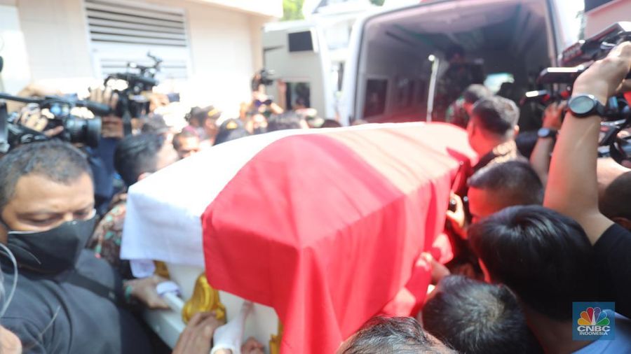 Peti jenazah almarhum Menteri Pendayagunaan Aparatur Negara dan Reformasi Birokrasi Tjahjo Kumolo di RS Abdi Waluyo, Jakarta, Jumat (1/7/2022). (CNBC Indonesia/Andrean Kristianto)