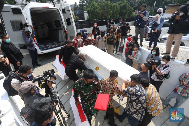 Peti jenazah almarhum Menteri Pendayagunaan Aparatur Negara dan Reformasi Birokrasi Tjahjo Kumolo di RS Abdi Waluyo, Jakarta, Jumat (1/7/2022). (CNBC Indonesia/Andrean Kristianto) Peti jenazah almarhum Menteri Pendayagunaan Aparatur Negara dan Reformasi Birokrasi Tjahjo Kumolo di RS Abdi Waluyo, Jakarta, Jumat (1/7/2022). (CNBC Indonesia/Andrean Kristianto)