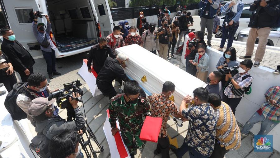 Peti jenazah almarhum Menteri Pendayagunaan Aparatur Negara dan Reformasi Birokrasi Tjahjo Kumolo di RS Abdi Waluyo, Jakarta, Jumat (1/7/2022). (վ/Andrean Kristianto)