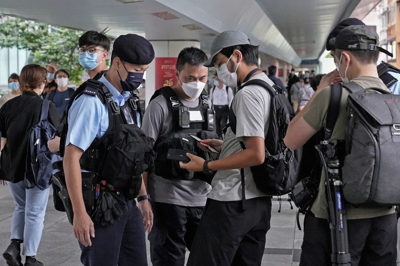 Polisi berjaga di dekat Stasiun West Kowloon di Hong Kong pada 30 Juni 2022, menjelang kedatangan Presiden China Xi Jinping di Hong Kong untuk merayakan ulang tahun ke-25 serah terima Hong Kong dari Inggris ke China yang berlangsung pada 1 Juli. (AFP via Getty Images/ISAAC LAWRENCE)