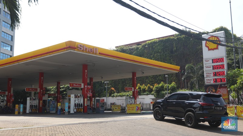 Pom bensin Shell Gatot Subroto, Jakarta, Jumat (1/7/2022). (CNBC Indonesia/Andrean Kristianto)