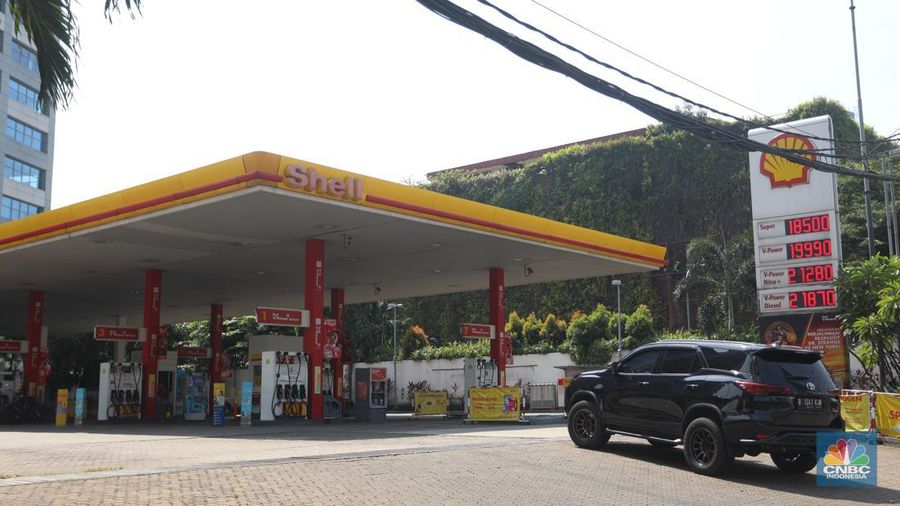 Pom bensin Shell Gatot Subroto, Jakarta, Jumat (1/7/2022). (CNBC Indonesia/Andrean Kristianto)