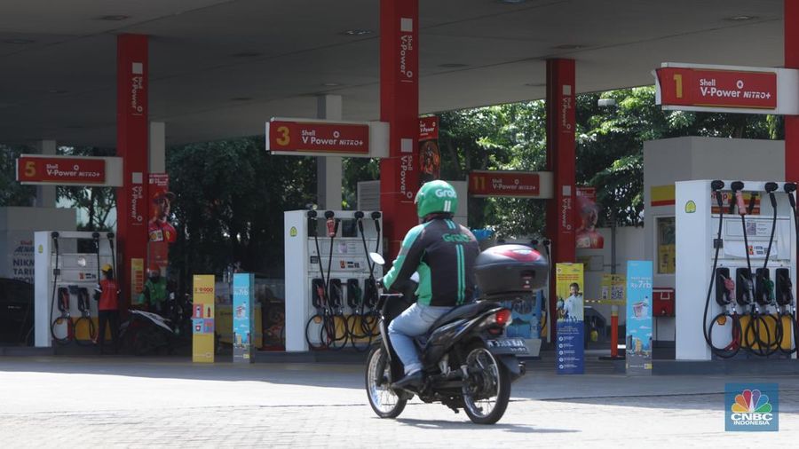 Pom bensin Shell Gatot Subroto, Jakarta, Jumat (1/7/2022). (CNBC Indonesia/Andrean Kristianto)