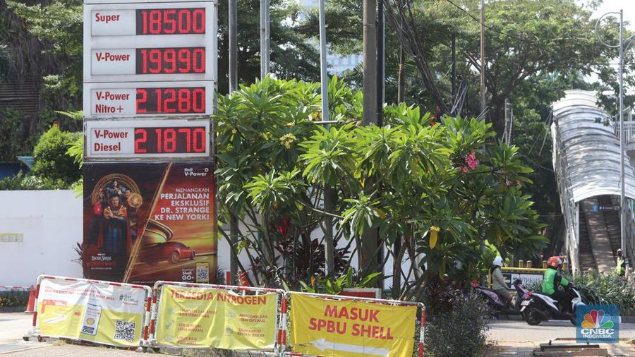 Pom bensin Shell Gatot Subroto, Jakarta, Jumat (1/7/2022). (CNBC Indonesia/Andrean Kristianto)