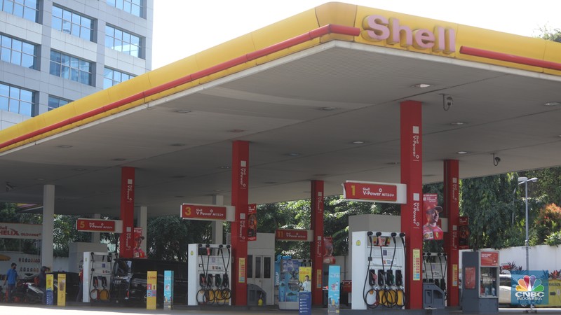 Pom bensin Shell Gatot Subroto, Jakarta, Jumat (1/7/2022). (CNBC Indonesia/Andrean Kristianto)