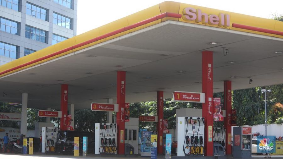 Pom bensin Shell Gatot Subroto, Jakarta, Jumat (1/7/2022). (CNBC Indonesia/Andrean Kristianto)
