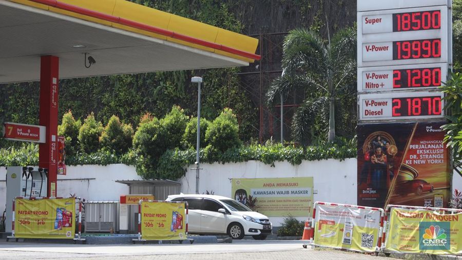 Pom bensin Shell Gatot Subroto, Jakarta, Jumat (1/7/2022). (CNBC Indonesia/Andrean Kristianto)