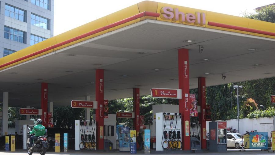 Pom bensin Shell Gatot Subroto, Jakarta, Jumat (1/7/2022). (CNBC Indonesia/Andrean Kristianto)